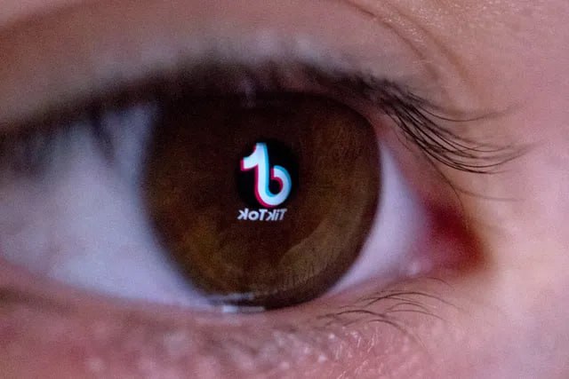 ByteDance Ltd TikTok был предупрежден Европейским союзом о необходимости капитального изменения дизайна своей платформы из за опасений что зависимые функции могут навредить физическому и психическому здоровью пользователей В предварительном решении в пятницу регуляторы ЕС установили что платформа для обмена видео может нарушать её правила онлайн контента Закон о цифровых услугах поскольку функции TikTok подогревают желание продолжать прокручивать и переводят мозг пользователей в режим автопилота jkinvest news jkinvest