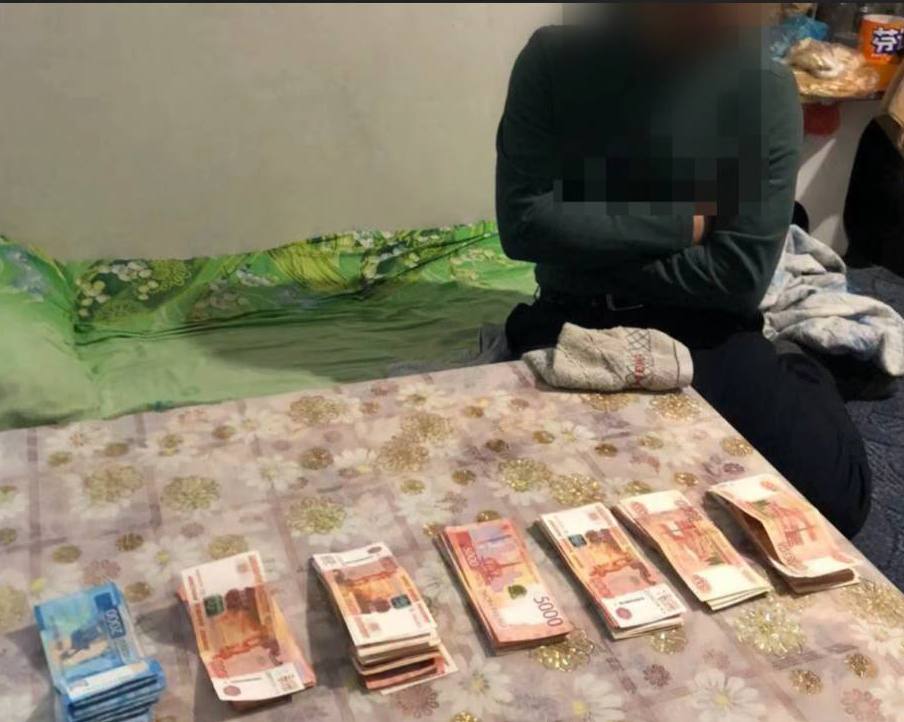 Во Владивостоке возбудили дело о взятке пограничнику в аэропорту СК Приморья расследует дело в отношении 34 летнего жителя края которого подозревают в передаче взятки сотруднику пограничного контроля аэропорта Владивосток По данным следствия 5 ноября мужчина передал 200 тысяч рублей в Артёме у дома на улице Владимира Сайбеля Деньги предназначались за незаконный пропуск в Россию иностранного гражданина и отказ от необходимых проверочных процедур Как уточняют в СК получатель взятки участвовал в оперативно розыскном мероприятии поэтому момент передачи задокументировали Подозреваемого по ходатайству следствия взяли под стражу а ФСБ обеспечивает оперативное сопровождение дела Следователи продолжают устанавливать все детали схемы РОЗЫГРЫШ СЕРТИФИКАТОВ Подписывайтесь на NEWSVL