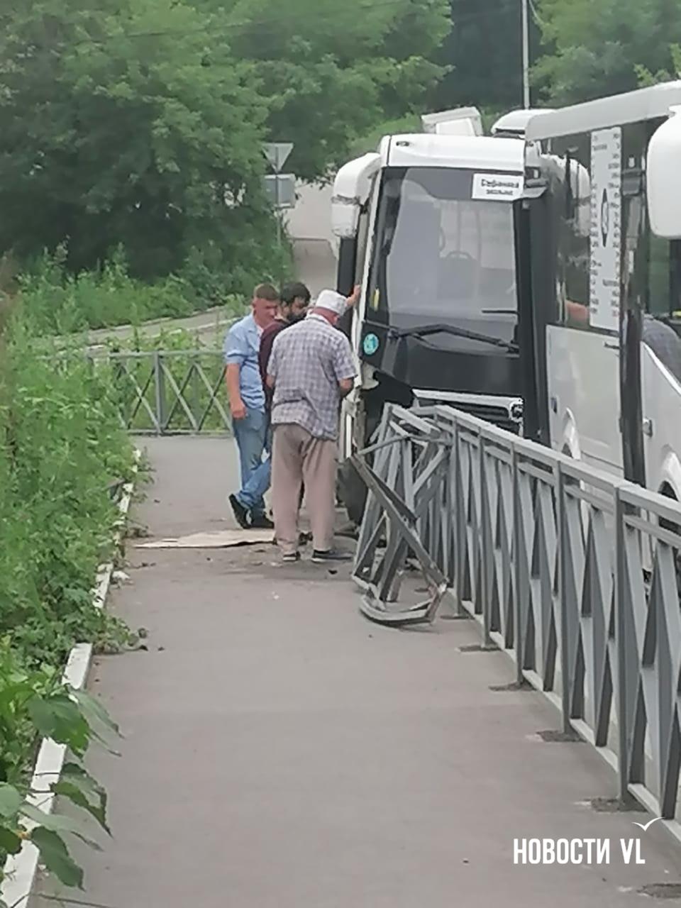 В МЦУ Владивостока сообщили, что в момент аварии пассажиров в салоне автобуса не было, водитель не пострадал. «Последствия ДТП устранены в оперативном порядке. Информация направлена специалистам управления транспорта. Будет проведена проверка и приняты необходимые меры», – сообщили в муниципальном центре управления.