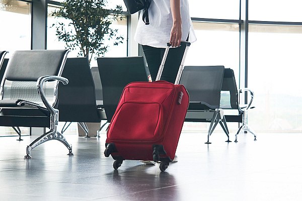 Депутаты Госдумы призвали установить единые нормы габаритов ручной клади Депутаты Госдумы от фракции Новые люди Владислав Даванков Анна Скрозникова Олег Леонов и Сангаджи Тарбаев направили письмо министру транспорта Андрею Никитину с предложением установить единые требования к минимальным габаритам ручной клади Об этом сообщает ТАСС Предлагаем рассмотреть возможность внесения изменений в Федеральные авиационные правила с целью установления единого минимального стандарта габаритов ручной клади для всех российских авиакомпаний Этот стандарт должен ориентироваться на реальные размеры распространенных предметов багажа например стандартного городского рюкзака или портфеля что обеспечит разумный баланс между безопасностью полетов и комфортом пассажиров с учетом особенностей различных типов воздушных судов указано в тексте письма aviaru net n290922