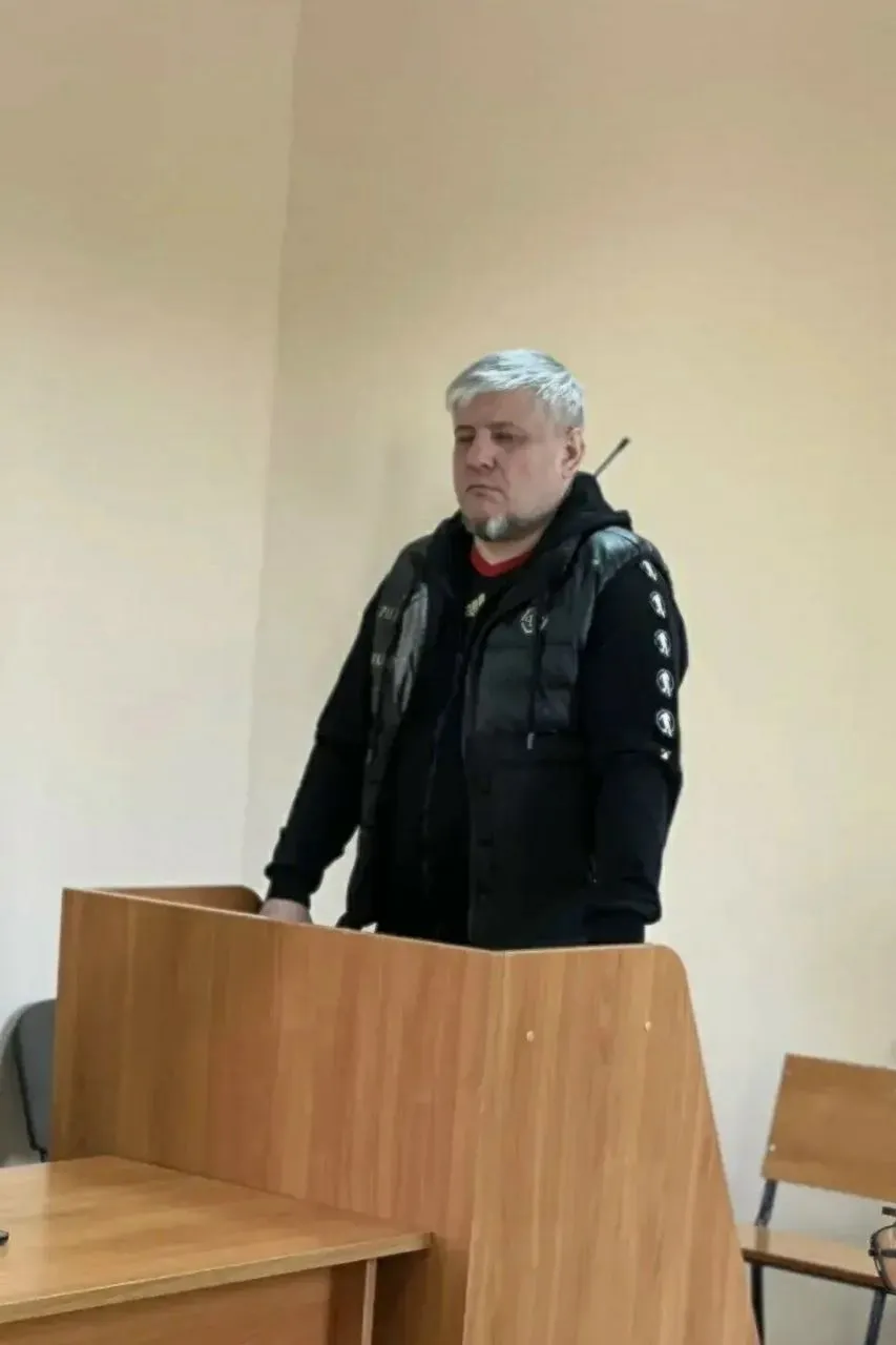Суд в Новосибирске вынес приговор в отношении депутата Совета депутатов города Оби Андрея Дарвина Единая Россия Его признали виновным в покушении на мошенничество и назначили два года колонии В срок наказания ему было зачтено время нахождения под стражей и домашним арестом в связи с этим подсудимого освободили от наказания в виде лишения свободы По версии следствия Андрей Дарвин предложил знакомому бизнесмену избежать ответственности по уголовному делу о мошенничестве за взятку в размере 6 млн руб якобы сотрудникам правоохранительных органов При этом установили правоохранители депутат не имел возможности помочь обвиняемому Полученные деньги он намеривался присвоить себе Фото суды общей юрисдикции Новосибирской области Подписывайтесь на Ъ Сибирь в MAX Telegram