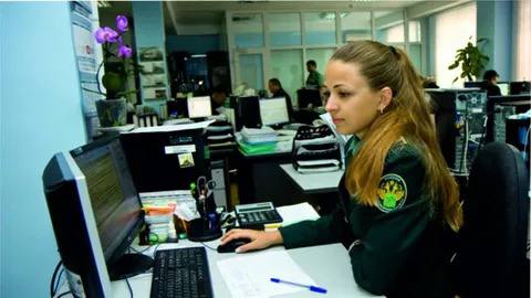 Коллегия ЕЭК уточнит расчет стоимости импортируемых товаров для таможенников ЕЭК разработала проект рекомендаций по расчету стоимости импортируемых товаров Он адресован странам руководствующимся в своей деятельности таможенным кодексом Евразийского экономического союза ТК ЕАЭС В частности рекомендации касаются использования таможенными органами метода 1 метод расчета таможенной стоимости по стоимости сделки с ввозимыми товарами FM закрепленного в подпункте 3 пункта 1 статьи 40 ТК В соответствии с ним при определении таможенной стоимости товара к цене уплаченной за него добавляется часть дохода покупателя от последующей продажи этого товара прямо или косвенно причитающегося продавцу На практике если сделка с товаром включает в себя выплату дивидендов отчисление роялти или иные сложные условия между таможенниками и бизнесом возникают разногласия относительно того как рассчитать стоимость товара Рекомендация ЕЭК призвана разъяснить и стандартизировать подходы к таким сложным ситуациям Представитель Минэка сообщил что со стороны России органом ответственным за разработку рекомендаций выступает Минфин Представитель финансового ведомства в свою очередь уточнил что позиция Москвы формируется но уже сейчас отметил что предложения ЕЭК направлены на достижение единообразного подхода к определению таможенной стоимости товара По словам руководителя группы Kept по оказанию услуг в области таможенного регулирования Михаила Комарова таможенные органы иногда расширительно толкуют ряд норм ТК ЕАЭС В итоге любые доначисления со стороны таможни импортеры включают в конечную стоимость для потребителей объясняет партнер юридической фирмы Залесов Тимофеев Гусев и партнеры Владимир Чикин Проектом рекомендаций предлагается закрепить что метод 1 не применим к выплате роялти Что касается дивидендов то документом устанавливается недостаточность одного лишь факта их уплаты для корректировки таможенной стоимости с их учетом Помимо прочего в проекте отражена инициатива по закреплению четкого определения что такое доход продавца полученный не от непосредственной продажи импортируемых товаров а другим способом К нему относится например выручка от сдачи техники в аренду или доход от ее использования Чикин в связи с этим уточняет что если товар переработан в другую продукцию и дивиденды получены от ее реализации то они не включаются в таможенную стоимость первоначального товара Юрист таможенной практики CLS Яна Пригода отмечает важность самого факта разработки унифицированного подхода для определения таможенной стоимости товара однако вместе с тем обращает внимание что несмотря на предложенную инициативу у государственных органов остается еще простор для расширительного толкования отдельных норм