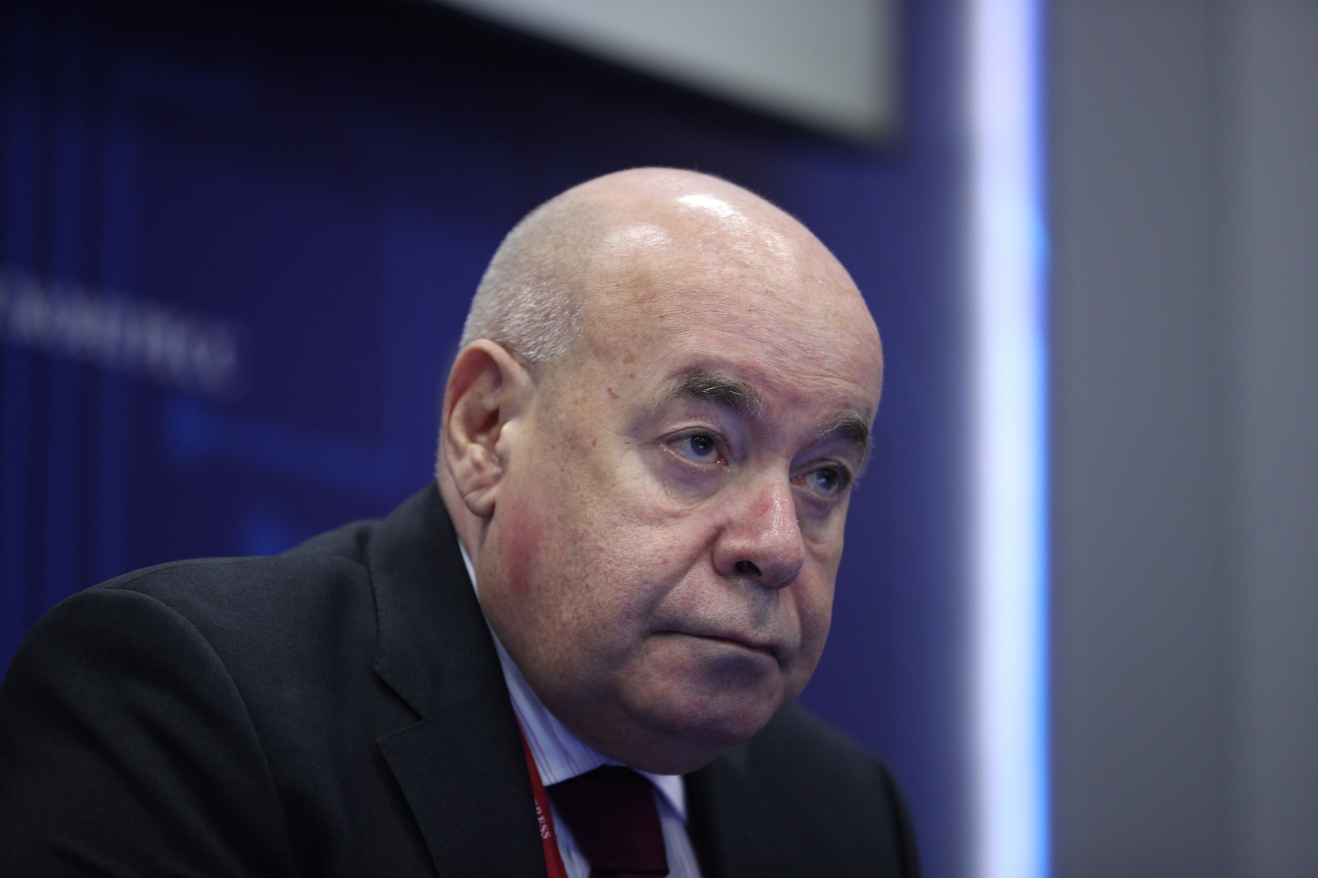 Спецпредставитель Владимира Путина по международному культурному сотрудничеству Михаил Швыдкой осудил снос памятников в Азербайджане Швыдкой заявил РБК что демонтаж памятников деятелям культуры надругательство над ними где бы это ни происходило не может не вызывать сверхнегативного отношения каким бы народам они не принадлежали Снос памятников деятелям культуры не аргумент ни в истории ни в политике подчеркнул Швыдкой Он выразил сожаление тем что в последнее время сфера культуры сильно политизирована Естественно культура не может жить вне политики вне реалий межгосударственных отношений но в то же время как мне представляется культура должна оставаться той связующей нитью между народами которая не должна прерываться Политика живет в настоящем а культурные отношения живут в вечности и это нужно понимать О разрушении памятников и бюстов в Ханкенди во время существования непризнанной республики Нагорный Карабах Степанакерт столице Нагорного Карабаха сообщили власти Армении В частности с территории города были вывезены памятники героям Советского Союза маршалу Ованесу Баграмяну адмиралу Ивану Исакову летчику Нельсону Степаняну а также деятелям культуры в том числе музыканту Генриху Бархударяну поэту и писателю Ованесу Туманяну 31 июля стало известно о демонтаже установленного в 2021 году памятника художнику Ивану Айвазовскому памятник стал частью проекта Аллея российской славы Фото Владислав Шатило РБК Картина дня в телеграм канале РБК