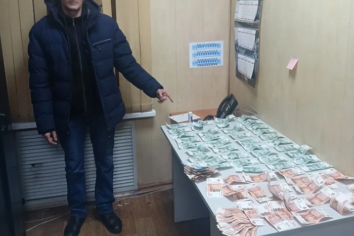 Мужчина украл у семьи свердловчан в поезде более 200 тысяч рублей Транспортная полиция Екатеринбурга вместе с коллегами из Восточной Сибири задержали 36 летнего жителя Иркутска подозреваемого в краже 215 тысяч рублей у свердловских пассажиров сообщили в пресс службе Уральского управления МВД России на транспорте 20 летняя девушка с супругом и двумя коллегами возвращалась из командировки Около 11 00 гражданка с мужем направилась в вагон ресторан рюкзак с наличными она оставила в ящике под сиденьем своего места в плацкартном вагоне Вернувшись через час свердловчанка обнаружила что деньги пропали сообщили в ведомстве Подозреваемого задержали сотрудники ЛО МВД России на станции Иркутск Пассажирский во время остановки поезда в столице Приангарья Им оказался неработающий ранее неоднократно судимый 36 летний житель Иркутска uralweb ru
