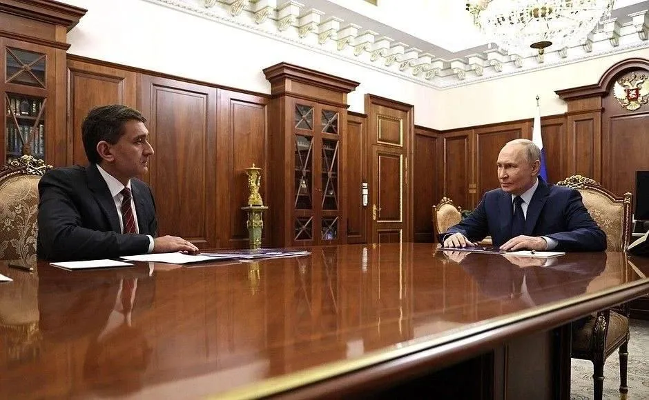 Владимир Путин провёл рабочую встречу с генеральным директором председателем правления ПАО Россети Андреем Рюминым По словам главы Россетей в 2026 года инвестиционная программа Группы ориентировочно планируется в районе 900 миллиардов 750 млрд в прошлом году В рамках реализации ряда проектов инвестиционной программы будет использоваться новые технологии Как пример это системы накопления энергии большой мощности Основным поставщиком оборудования является Росатом Особое внимание Россети уделяют регионам где очень активно растет электропотребление Это такие регионы как Москва Московская область Краснодарский край а также регионы Дальнего Востока Опережающими темпами растет спрос на электроснабжение ЦОДов Россети уже подключили 2 ГВт мощности такого рода потребителей Если смотреть по заявкам то ещё 3 ГВт мощности в ближайшее время присоединим Массово используется российское оборудование Россети сейчас является самым крупным заказчиком у российских производителей энергетического оборудования