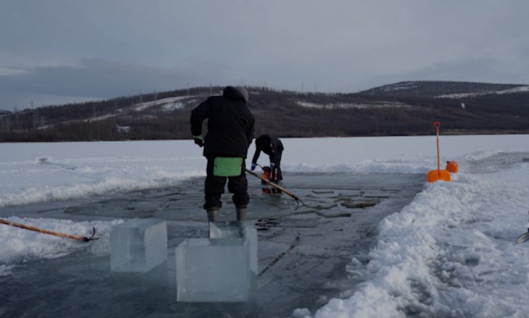 1 2 3 4 В Каларском округе началась заготовка льда для создания новогодних городков Каларский округ традиционно самый первый открывает подготовку к Новому году На севере Забайкалья уже началась заготовка льда для создания волшебных новогодних городков Впервые в истории самого северного округа Забайкалья мастера построят сразу два ледовых царства в посёлке Новая Чара и селе Чара Для строительства понадобится около 150 кубометров прозрачного льда Работы идут полным ходом волшебные ледовые городки здесь начинают строить раньше всех в Забайкалье и скоро жители увидят настоящие чудеса изо льда