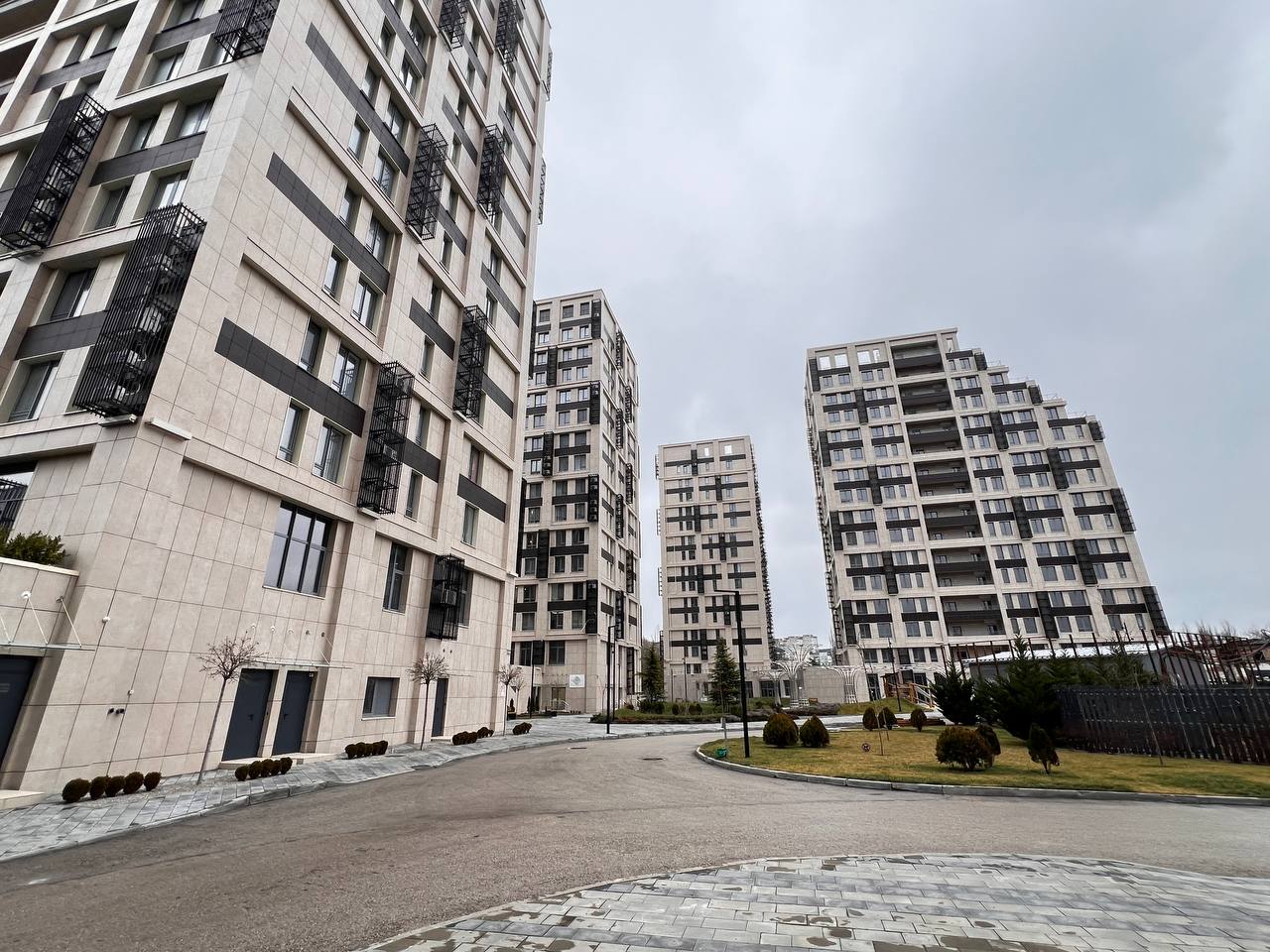 В Запорожской области медикам передадут более 40 квартир В Запорожской области до конца года медицинским работникам планируют передать свыше 40 квартир расположенных рядом со строящимся педиатрическим комплексом в Мелитополе Об этом сообщил председатель Законодательного собрания региона Виктор Емельяненко Заявление прозвучало в ходе выездного совещания Совета Федерации в Госсовете Крыма посвященного вопросам интеграции новых субъектов в правовую и социально экономическую систему России По словам Емельяненко параллельно со строительством медицинского центра формируется и жилая инфраструктура для будущих сотрудников учреждения Высокотехнологичный педиатрический комплекс на 340 коек планируется завершить к концу 2026 года Южная служба новостей