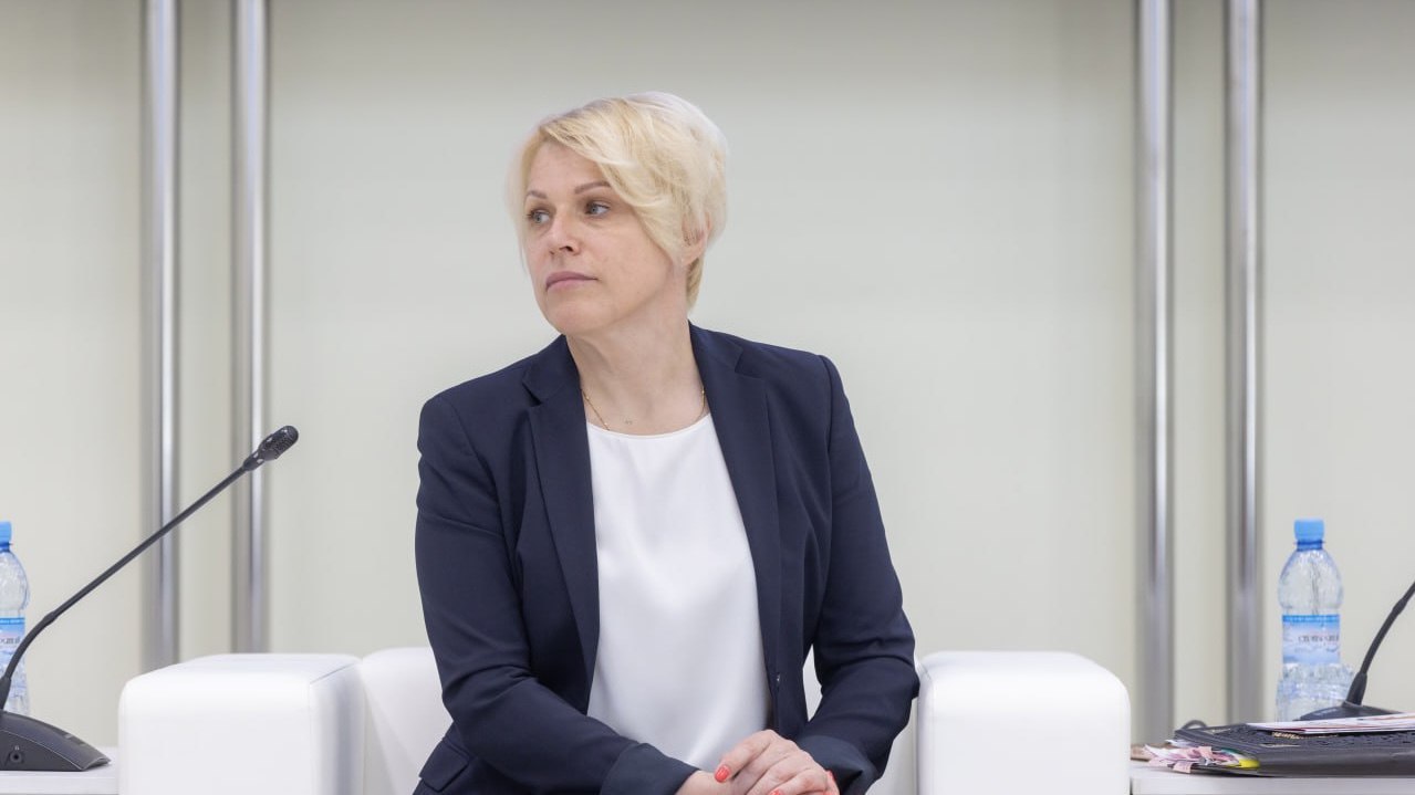 Детский продукт в рамках программы долгосрочных сбережений может появиться уже в 2025 году По словам начальника отдела регулирования негосударственных пенсионных фондов Наталии Каменской, по детскому ПДС можно будет получить отдельное софинансирование от государства на детей. Об этом она сообщила на конференции институциональных инвесторов Investfunds Forum XVI. «Мы в процессе разработки и подготовки детского продукта по программе долгосрочных сбережений. Я очень надеюсь, что запустим его в этом году. Так или иначе это очень важная история. Продукт востребован, является драйвером в ПДС, увеличит интерес граждан к этому продукту», — сказала Наталия Каменская. По ее словам, в настоящее время по программе долгосрочных сбережений родители могут открывать много договоров, в том числе на ребенка. «Фактически получается, что сейчас родители могут открыть много договоров, но софинансирование одно по всем договорам», — объяснила она. По ее словам, одна из задач — это помочь сформировать дополнительный капитал для ребенка и простимулировать многодетные семьи. #ПДС