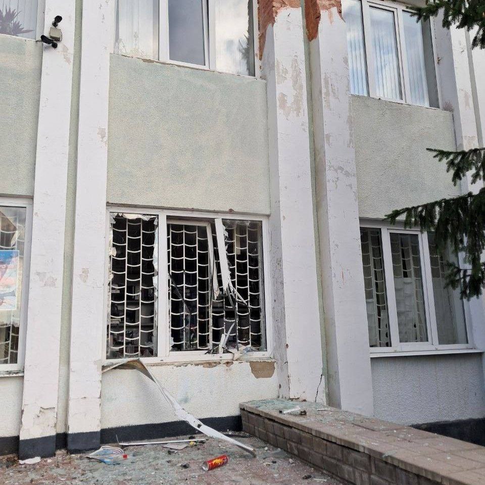 При атаке дрона на магазин в посёлке Уразово Валуйского округа ранен мужчина. У пострадавшего баротравма. При взрыве в здании повреждены остекление и оборудование. Подписаться на «Пепел»