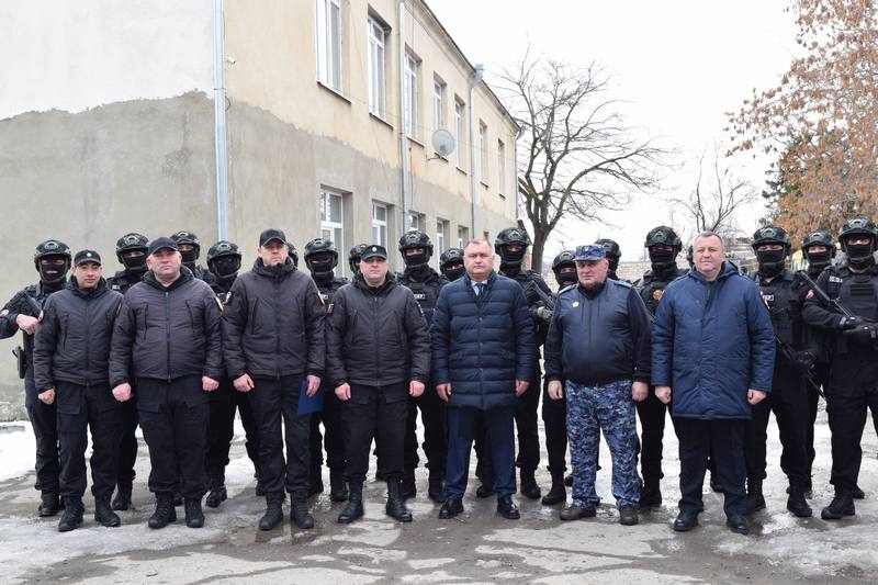 Высокий уровень подготовки и готовность к выполнению самых ответственных задач гарантируют безопасность граждан Южной Осетии и укрепляют закон и правопорядок в государстве, - президент  Алан Гаглоев поздравил сотрудников Отряда милиции специального назначения МВД РЮО с 22-й годовщиной со дня образования.   «Вы зачастую несете службу в условиях, требующих особых навыков, но решительные действия в самых сложных ситуациях говорят о высокой профессиональной подготовке и постоянном повышении необходимых навыков.  Благодарю вас за самоотверженное служение, защиту наших общих ценностей и за стремление к совершенству в решении поставленных перед вами задач», - сказал глава государства.