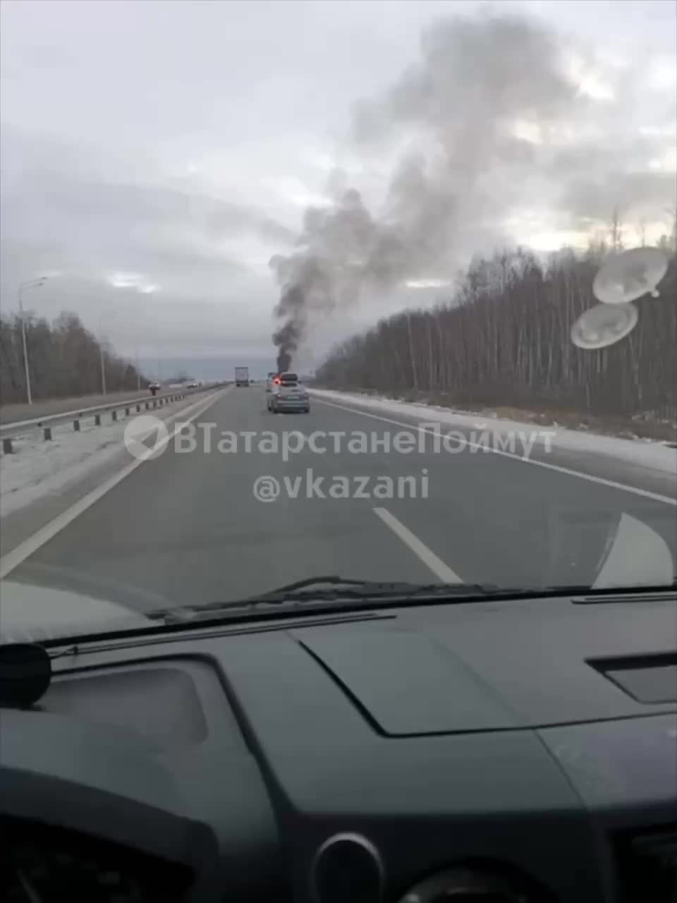 Легковое авто сгорело на трассе М-7 под Казанью