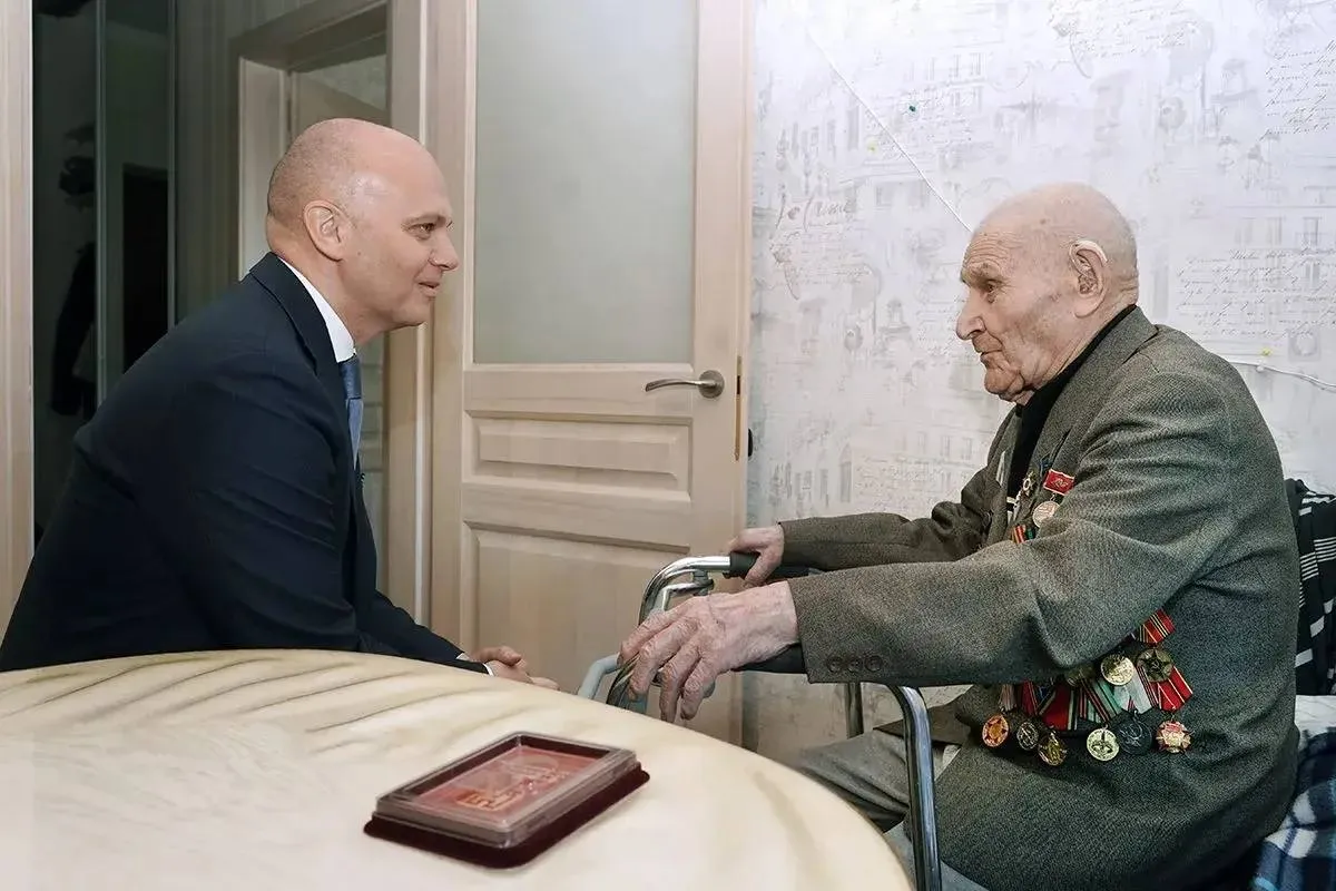 Алексей Беспрозванных вручил юбилейную медаль 80 лет Калининградской области участнику штурма Кёнигсберга Глава региона навестил Зию Салиховича Салихова и поздравил с годовщиной героического штурма и взятия Кёнигсберга Напомним с 2026 года эту дату начали официально отмечать на государственном уровне как День воинской славы Как рассказал Алексей Беспрозванных для него было честью лично передать юбилейную медаль ветерану Прошёл всю войну Защищал Москву освобождал Вязьму Смоленск Белоруссию штурмовал Тильзит Инстербург и Кёнигсберг Не так давно Зие Салиховичу исполнилось 103 года отметил губернатор в посте опубликованном в социальных сетях Фото правительство Калининградской области Прямой эфир Прислать новоcть Канал в МАХ