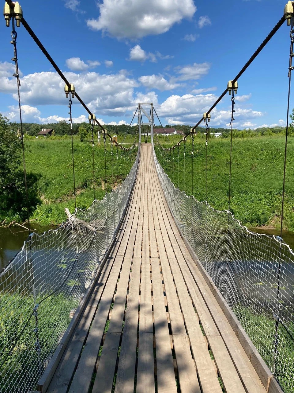 Пешеходный подвесной мост обрушился в Тарусе Никто не пострадал сообщил глава Тарусского округа Михаил Голубев Он также добавил что подрядчику будут предъявлены требования по восстановлению объекта на гарантийных обязательствах Подписаться Прислать новость