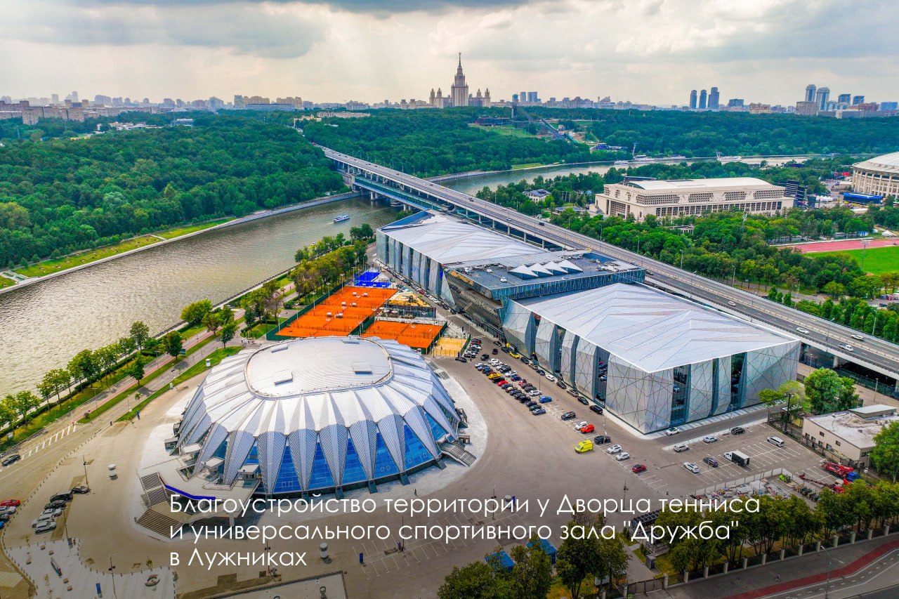 В ближайшие три года планируем построить и спроектировать 7 млн кв. метров жилья по Программе реновации     На её реализацию в проекте бюджета на три года мы заложили 1,2 трлн руб. Предусмотрели возведение объектов социальной инфраструктуры и благоустройство.      Для создания комфортной городской среды продлим программу "Мой район", а также большое внимание уделим озеленению, будем обновлять освещение, дорожное полотно, остановки, подъезды к жилым домам и так далее.      Продолжим программу комплексного развития территорий. Создадим инфраструктуру для развития столицы. С привлечением инвесторов будем строить современные кварталы и производства на месте бывших промзон и неэффективно используемых участков и создавать новые рабочие места.