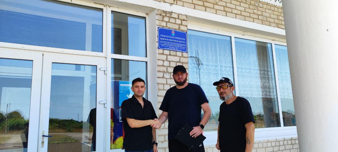 Круглоозерка готовится к холодам: специалисты из Кабардино-Балкарии проверяют котельное оборудование  В Голопристанском округе Херсонской области полным ходом идет подготовка к предстоящему отопительному сезону. Особое внимание уделяется учреждениям села Круглоозерное, где работы ведутся при поддержке опытных специалистов из Кабардино-Балкарии.   Комплексный осмотр прошел в ключевых объектах Круглоозерки: школе, детском саду «Золотая рыбка», врачебной амбулатории, Центре культуры и досуга, а также в здании администрации. Эксперты тщательно проверили состояние всех элементов отопительных систем – от труб и радиаторов до самих котлов. Выявленные в ходе проверки недочеты оперативно устраняются, а оборудование проходит необходимую настройку для максимально эффективной работы.  Помимо технических работ, большое значение придается повышению квалификации местного персонала. Специалисты проводят обучение сотрудников учреждений правилам эксплуатации систем отопления и мерам безопасности. Это важный шаг для предотвращения возможных аварийных ситуаций и обеспечения стабильного функционирования теплоснабжения в течение всего отопительного периода.
