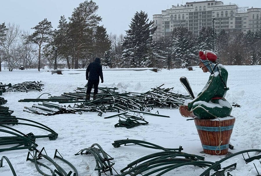 На главной площади Благовещенска начали устанавливать елку. Работы по монтажу завершат к середине декабря, обещают в мэрии.  В прошлом году главную новогоднюю ель начали собирать примерно в это же время. Amur.life публиковал видео и фото с площади.  С 2021 года в Благовещенске устанавливают новую альпийскую 20-метровую искусственную ель. Прежняя, которая украшала площадь около 15 лет, устанавливают теперь в микрорайоне – в парке Дружбы.