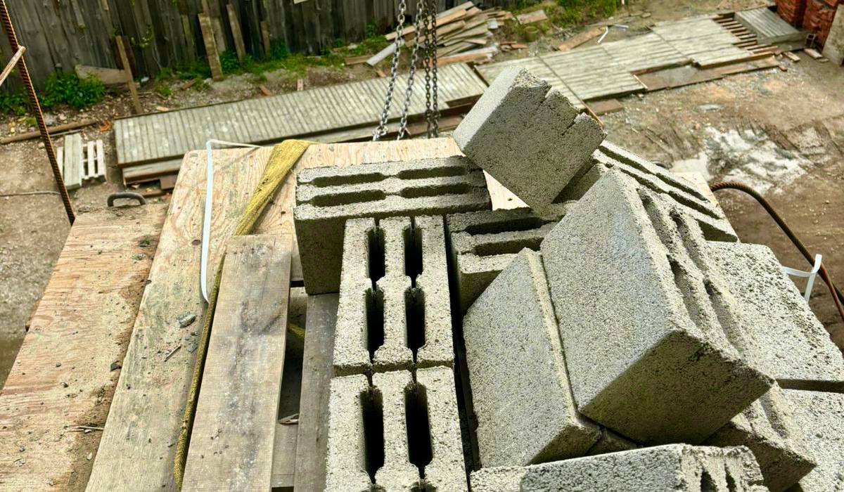 Бетонные блоки насмерть придавили рабочего в Иркутске. 43-летний мужчина трудился на стройке многоэтажки ЖК "Свои вместе" на Сарафановской. В момент трагедии стоял на поддоне со стройматериалами — он накренился, тяжеленные блоки рухнули на мастера. Следователи начали проверку. Сейчас выясняют, соблюдалась ли техника безопасности на этом объекте.