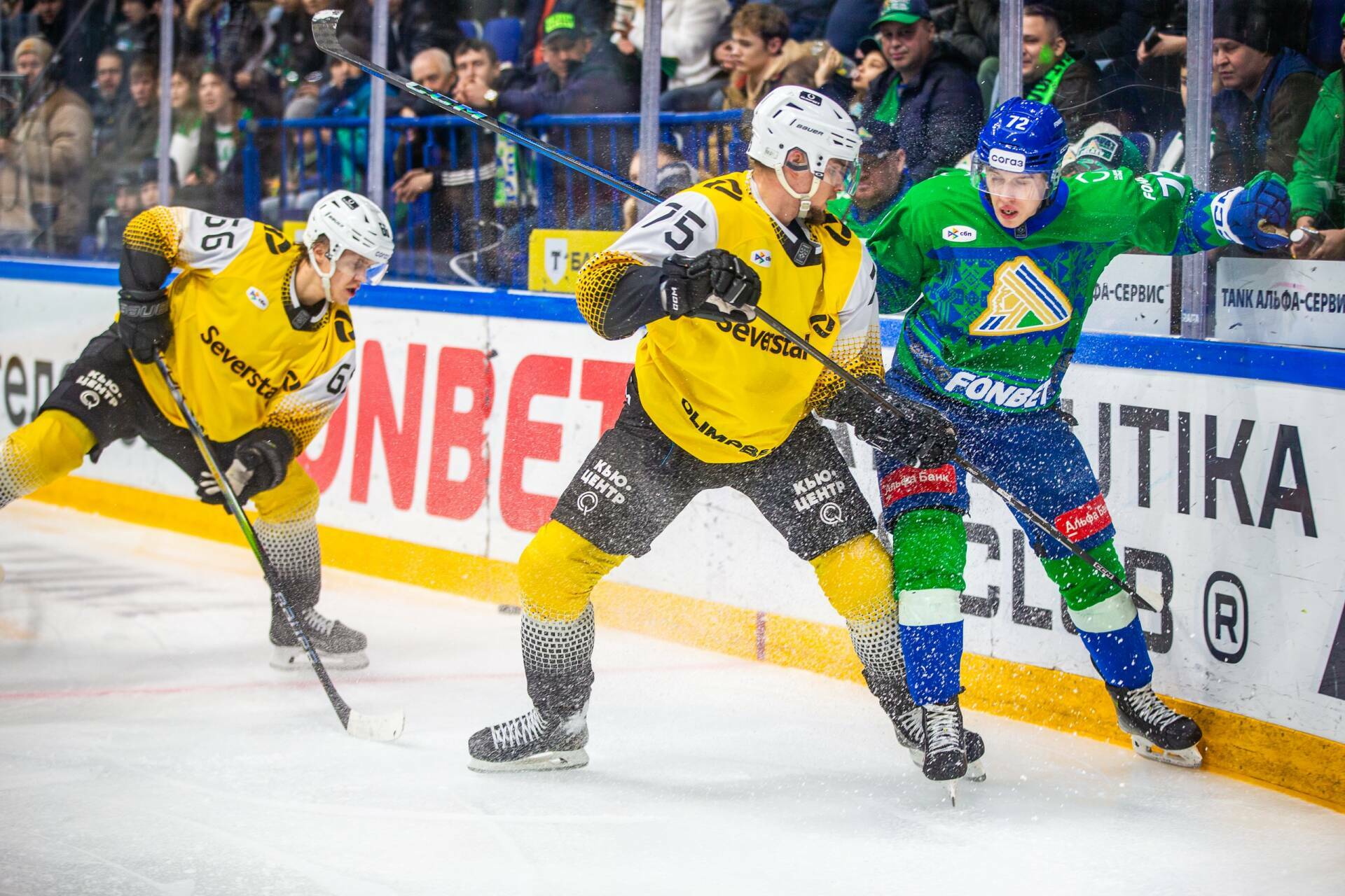 Салават Юлаев гостит у команды открытия сезона в КХЛ Северстали В матче регулярного чемпионата КХЛ уфимский Салават Юлаев отправится в гости к череповецкой Северстали Хозяева льда подходят к игре в статусе одного из лидеров Западной конференции Проведя 36 матчей Северсталь набрала 49 очков Команда демонстрирует надежную игру при разнице шайб 105 84 и занимает вторую строчку в турнирной таблице В пяти последних играх коллектив одержал три победы над ярославским Локомотивом 2 0 челябинским Трактором 3 2 и тольяттинской Ладой 3 2 Поражения команда потерпела от московского Динамо 0 1 и екатеринбургского Автомобилиста 1 4 Читать полностью