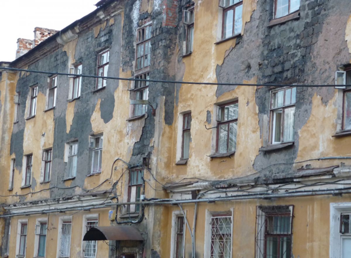Проживающая в аварийном доме хабаровчанка обратилась к главе Следственного комитета  В информационный центр СК России обратилась хабаровчанка, проживающая в ветхом доме 1953 года постройки. Она сообщила, что здание находится в непригодном состоянии: постепенно разрушается кровля, наблюдаются трещины в стенах, регулярные перебои в подаче водоснабжения. Жильцы неоднократно обращались в профильные организации, однако результатов это не принесло – дом так и не признали аварийным.  Информацию передали председателю Следственного комитета Александру Бастрыкину. Глава ведомства поручил провести процессуальную проверку и доложить об установленных обстоятельствах, а после – представить ее результаты.    Будь в курсе событий.