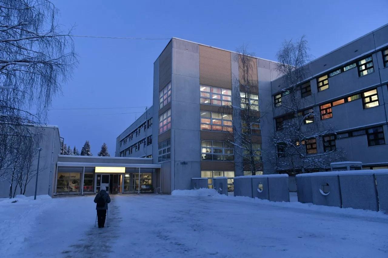 Минздрав Карелии сообщил о серьёзных финансовых трудностях в Межрайонной больнице 1 При бывшем главвраче Евгении Шубине который сейчас возможно скрывается в Финляндии без согласования была изменена система оплаты труда стимулирующие выплаты резко выросли в том числе для управленцев Итог перерасход зарплат более чем на 40 млн рублей и почти полный проеденный бюджет Ситуацию усугубило недовыполнение планов по ОМС только на диспансеризации больница недополучила около 60 млн рублей Минздрав выделил учреждению более 50 млн рублей чтобы закрыть самые острые долги Отдельные вопросы возникли и к работе оборудования КТ снова вышел из строя из за отсутствия обслуживания несмотря на ранее выделенные средства Выводить больницу из кризиса придётся долго по подсчетам министерства на это уйдёт до двух лет Напомним в 2022 году на Шубина было заведено уголовное дело по статье о присвоении или растрате 5 5 5  Прислать новость