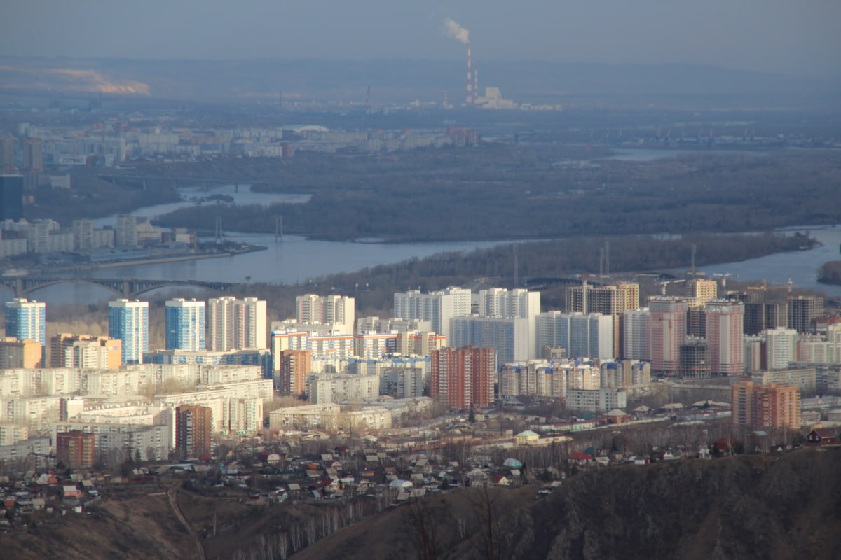 Красноярск хочет стать гостеприимным Получится ли Мэрия Красноярска утвердила программу развития туризма рассчитанную до 2030 года Документ объёмный и пожалуй самый честный из тех что обычно появляются в городской повестке В нём не только перечислены планы и желаемые достижения но и открыто названы вещи которые много лет тормозят туристический потенциал города На ближайшие три года предусмотрено финансирование из бюджета около 89 миллионов рублей в 2026 году 136 миллионов в 2027 м и всего 16 миллионов в 2028 м Почти 271 миллион на то чтобы Красноярск стал местом куда едут не по необходимости а по желанию Подробнее на Бабре красноярск kras 24