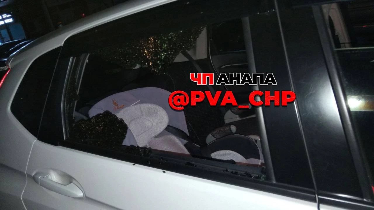 В Анапе выстрелили в стекло машины с ребенком внутри По словам очевидцев, 12 мая примерно в 23:30 в Анапе неизвестный предположительно выстрелил в заднюю дверь такси, в котором находился ребенок. Водитель позвонил на единый номер вызова экстренных служб, где его перенаправили в полицию. По истечении часа, на место никто не прибыл. В отделе МВД России по Анапе сообщили, что на место происшествия направили следственно-оперативную группу. Полицейские устанавливают обстоятельства и причину произошедшего. По результатам проверки будет принято процессуальное решение. ЧП Анапа / Telegram /фото/видео для публикации или заказать рекламу: «Утренний Юг»