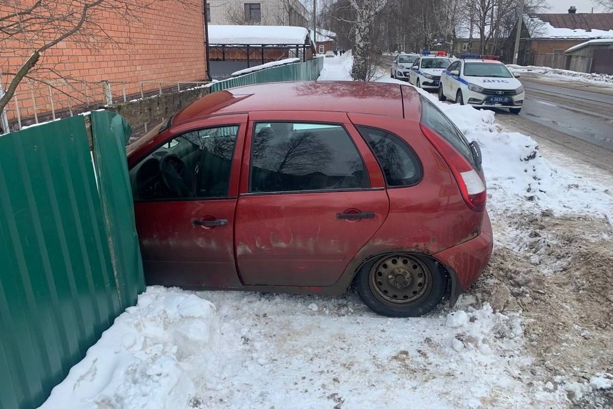 В Великом Устюге женщина-водитель на «Ладе-Калине» сбила 14-летнюю девочку  Происшествие случилось 6 марта около 16.00 на перекрестке улиц Дежнева и Шмидта.    По предварительным данным, женщина 1988 года рождения за рулем автомобиля «Лада Калина» сбила девочку 2010 года рождения, которая переходила проезжую часть по нерегулируемому пешеходному переходу. После этого машина врезалась в забор.    Пострадавшую несовершеннолетнюю доставили в больницу.