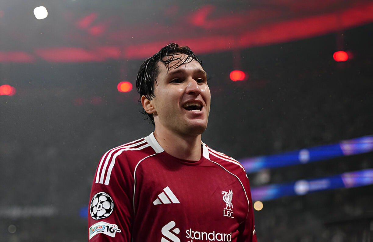 Tuttosport Федерико Кьеза признан лучшим игроком месяца в Ливерпуле и похоже готов снова надеть майку сборной Италии Кьеза не выступал за Скуадру Адзурру с июня прошлого года когда Италия вылетела с Евро 2024 после поражения от Швейцарии Тем летом он тренировался отдельно от Ювентуса а затем в последний день трансферного окна перешёл в Ливерпуль Первый сезон на Энфилде сложился для него тяжело из за недостаточной подготовки вингер получил несколько травм и сыграл лишь 14 матчей отметившись двумя голами и двумя голевыми передачами Сейчас ситуация изменилась Уже к сентябрю он повторил прошлогодние показатели а его выходы со скамейки стали настолько эффективными что болельщики выбрали его игроком месяца Болельщики невероятны Я стараюсь выкладываться на поле и рад что они это ценят Независимо от количества минут я стараюсь помогать команде и приносить пользу сказал Кьеза Хотя он пока не стал игроком основы в этом сезоне Кьеза всё чаще появляется на поле и надеется вскоре вернуться в стартовый состав Его цель снова попасть в сборную Италии впервые более чем за год В этой связи Дженнаро Гаттузо планирует вызвать Кьезу в ноябре на матчи отборочного цикла ЧМ 2026 против Молдавии и Норвегии На счету Кьезы 51 матч и 7 голов за сборную Италии с которой он выиграл Евро 2020