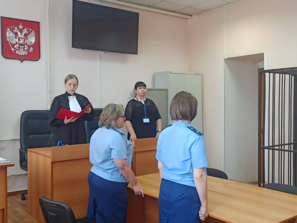 Приговор за поджог квартиры после конфликта в соцсети  1 октября 2024 года в многоквартирном доме на улице Красноармейской в Нижнем  Тагиле произошел пожар. Кто-то облил двери пенсионерки горючей жидкостью и поджёг.     Благодаря оперативным действиям сотрудников МЧС возгорание было ликвидировано, пожилая женщина эвакуирована. Ей были причинены ожоги лёгкой степени тяжести.  Правоохранительные органы установили причастных к возгоранию. Ими оказались два местных жителя, один из которых пояснил, что поругался в соцсети с оппонентом и решил сжечь его квартиру. Но поджигатели не знали, что обидчик проживал по другому адресу.   Было возбуждено уголовное дело о покушении на убийство общеопасным способом и умышленном повреждении имущества путем поджога.  По ходатайству подсудимых уголовное дело рассматривалось с участием присяжных заседателей.    В ходе судебного разбирательства стороне обвинения не удалось убедить присяжных в виновности подсудимых в покушении на убийство.    ‍ Вердикт коллегии присяжных заседателей:  - по обвинению в покушении на убийство общеопасным способом  ч. 3 ст. 30, п.п. «е», «ж» ч. 2 ст. 105 УК РФ  подсудимые оправданы;  - по обвинению в умышленном уничтожении чужого имущества путем поджога  ч. 2 ст. 167 УК РФ  подсудимые признаны виновными.    Ленинский районный суд г.Нижнего Тагила на основании вердикта назначил подсудимым наказание в виде 4 лет лишения свободы с отбыванием в колонии общего режима.  Приговор не вступил в законную силу и может быть обжалован сторонами в течение 15 суток.  фото: прокуратура Свердловской области #Ленинский_районный_суд_Нижнего_Тагила #присяжные