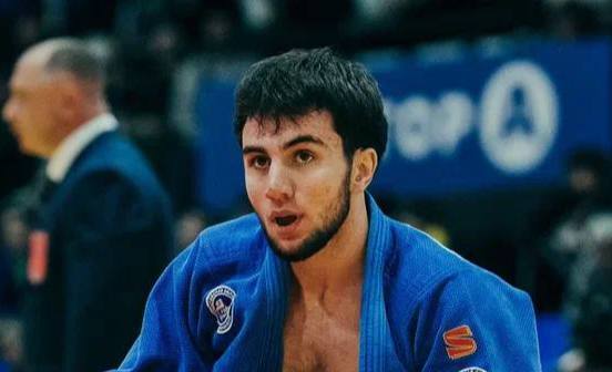 Дзюдоист Парчиев завоевал серебро первенства мира U 21 по дзюдо Абдуллах выступил в весовой категории до 66 кг и дошёл до финала где сильнее оказался Торнике Гигаури из Грузии Бронзу завоевали японец Сунтаро Фукучи и Махаммад Мусаев из Азербайджана Турнир проходит с 5 по 7 октября в Перу news matchtv соцсети Федерации Дзюдо России