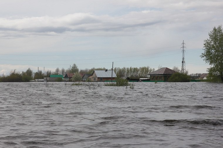 Больше 660 млн рублей выделено в 2024 году на финансовую поддержку пострадавших от паводка из регионального бюджета «Наш регион в 2024 году столкнулся с крупнейшим за последние годы паводком. Два с половиной месяца стихия держала регион в напряжении», - напомнил губернатор Александр Моор, выступая с отчетом о работе правительства за минувший год. Было подтоплено 838 жилых домов и 3 935 приусадебных участков в 78 населенных пунктах. «Благодаря самоотверженному труду профессиональных спасателей, работников коммунальных служб и волонтеров нам удалось не допустить затопления крупных населенных пунктов, исключить гибель людей, минимизировать последствия паводка», - отметил глава региона. По его словам, этот опыт позволил подготовиться к паводку 2025 года и эффективно противостоять природной стихии. #Облдума72 #паводок2025 #АВМ #Отчет2024 #тек