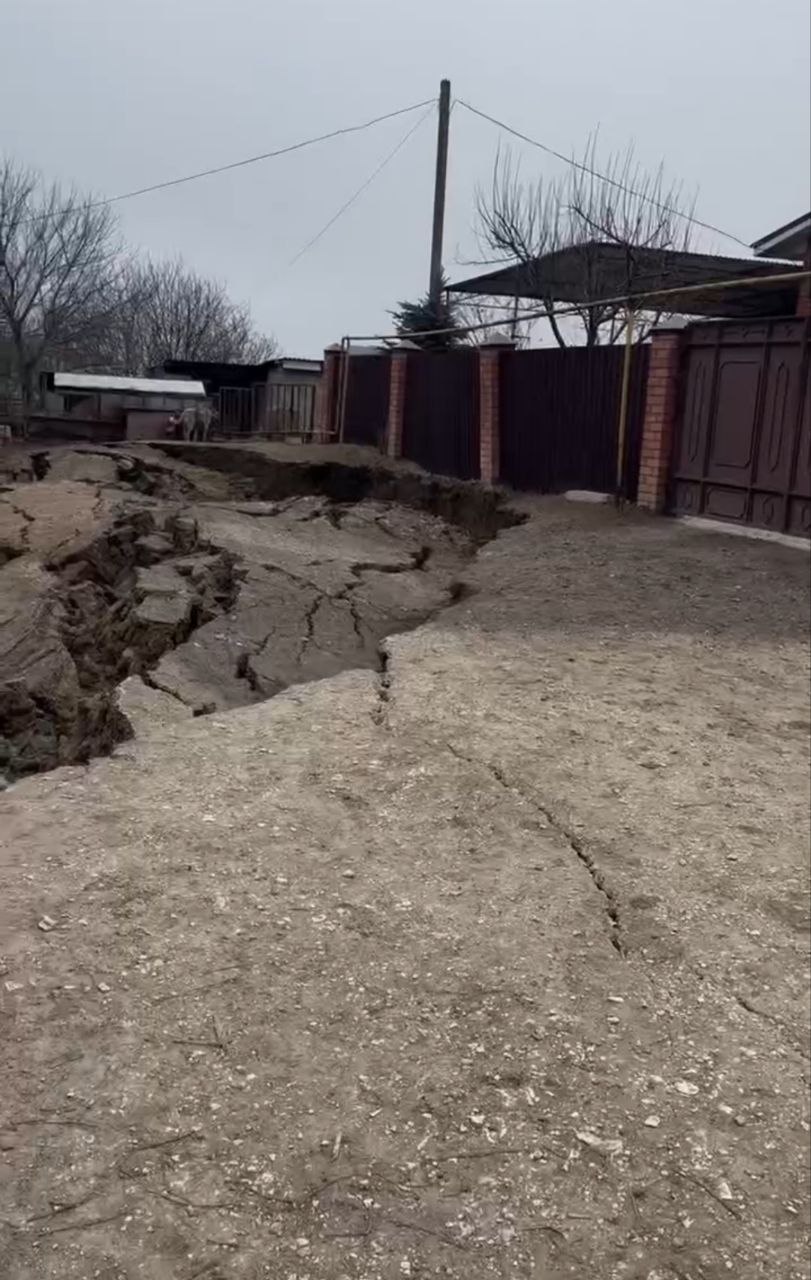 Два дома в Кисловодске оказались под угрозой из-за оползня.  Пласт земли площадью 200 кв. м может обрушиться из-за демонтажа свай при ремонте дороги на улице Кисловодской в поселке Белореченском.   В домах поблизости проживает 12 человек. Сейчас строители готовят основания для подпорной стены.  «С временным отселением в санаторий жители двух домов не согласились. Управлением городского хозяйства осуществляется постоянный мониторинг сложившейся ситуации», — сообщил мэр города Евгений Моисеев.