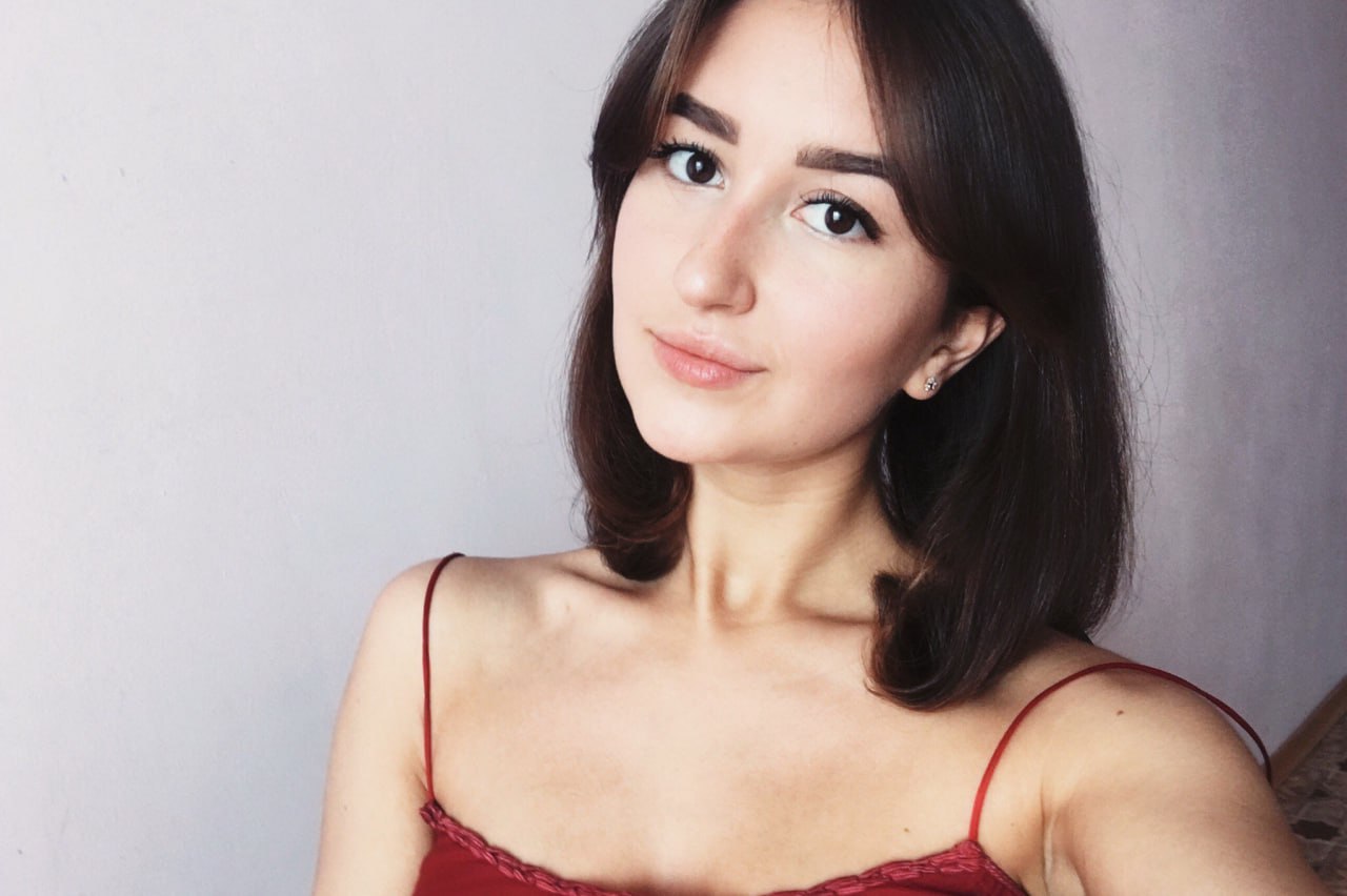 Туристка из Ревды погибла во время наводнения на Бали 30 летняя Ксения Козырина пыталась проехать на скутере по затопленной дороге в районе Северной Куты Однако поток воды смыл девушку Впоследствии ее тело нашли в трубе ливневой канализации под мостом в деревне Тибубененг Известно что Ксения ехала в гости но поток воды преградил ей путь События разворачивались около полуночи 14 декабря Тело нашли в 4 40 когда уровень воды начал снижаться Из канализации его извлекали больше пяти часов Сейчас родственники собирают деньги чтобы вернуть тело в Россию и провести похороны Стоимость транспортировки составляет около 1 млн рублей Им помогают консульство РФ и полиция Бали Ксения Козырина родилась и выросла в Ревде Свердловской области но последние годы жила в Санкт Петербурге Зимой она уезжала жить и работать в Индонезию 13 и 14 декабря на Бали шли сильнейшие ливни вызвавшие наводнение От затоплений пострадали район Бадунг и город Денпасар Ксения Козырина ВК justmediaru