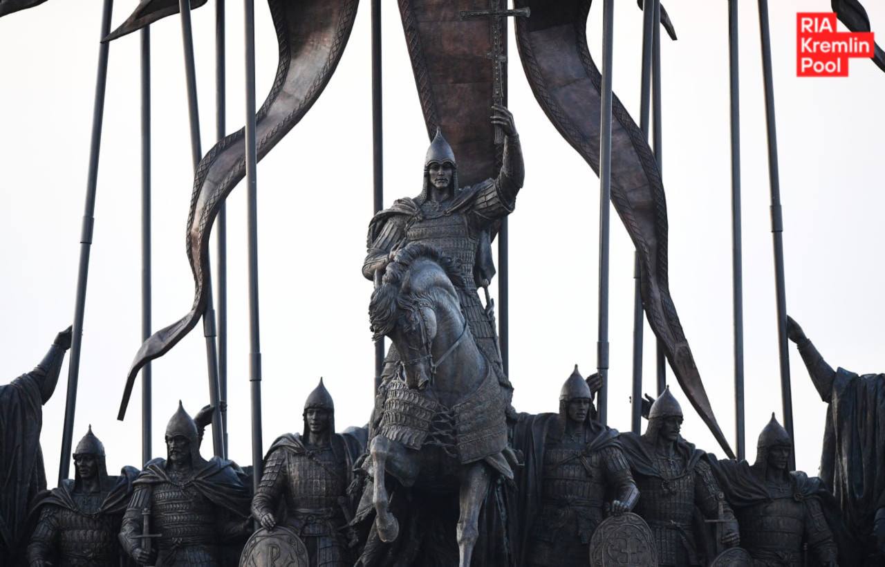 Авторы памятника Александр Невский с дружиной Николай Овсиенко и Виталий Шанов стали лауреатами премии правительства РФ Создавая этот мемориал мы позаботились о том чтобы он был достаточно заметен с натовского берега чтобы они помнили что они сюда уже ходили это плохо закончилось Повторять не надо