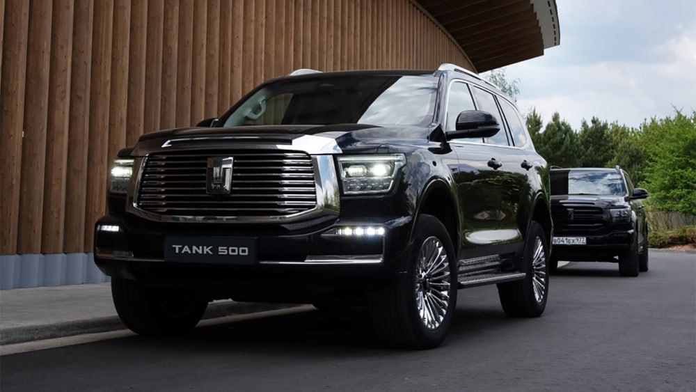 В прайс листах внедорожника Tank 500 в России появились комплектации 2025 модельного года заметили Китайские автомобили в ходе мониторинга официальных сайтов автокомпаний Такие автомобили получили встроенную платформу сервисов Яндекс Авто голосовой помощник функцию обновления программного обеспечения по воздуху через мобильную сеть или по Wi Fi а также дополнительные функции дистанционного управления в мобильном приложении GWM Среди других обновлений доступность потолка черного цвета в сочетании с черным салоном и трансформация заднего ряда сидений в ровный пол Прибавка в цене относительно машин 2025 года выпуска составила 100 150 тысяч рублей tank chinamashina news