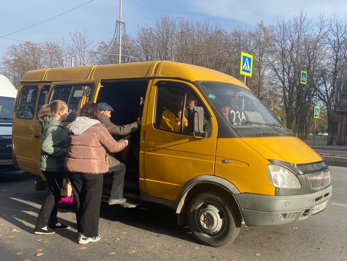 В Северной Осетии определят, как проверять работу общественно транспорта  Такое поручение глава республики Сергей Меняйло дал комитету по транспорту и дорожной инфраструктуре на сегодняшнем заседании координационного совещания по обеспечению правопорядка.  "Сергей Меняйло поставил задачу до конца недели определить порядок проверки выхода пассажирского транспорта на линии, а также меры реагирования в том случае, если этот порядок нарушен", - говорится в сообщении пресс-службы АГиП.  Фото