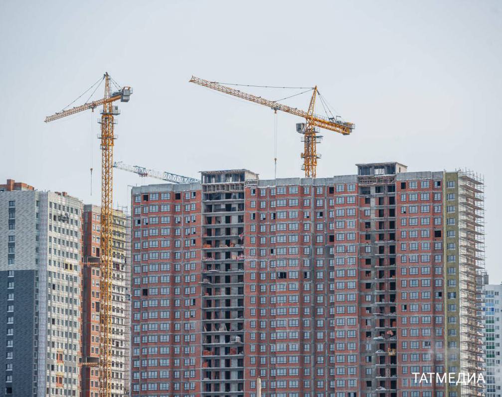 В Казани в феврале продолжили дорожать новостройки  Так, за последний зимний месяц «квадрат» в новых домах в столице Татарстана вырос в цене на 0,2%, до 226 тысяч рублей, а средняя стоимость квартиры увеличилась за тот же период на 0,6%, до 11 млн рублей.