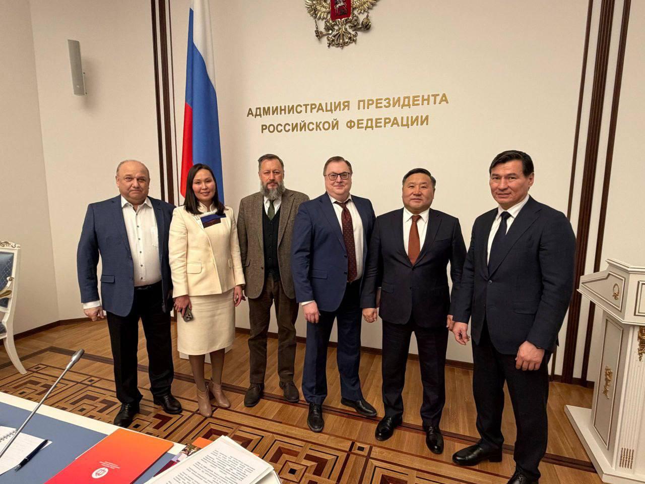 Тува успешно защитила проект проведения IV Международного буддийского форума Об защите большого проекта рассказал Глава Тувы Владислав Ховалыг по итогам участия в заседании Попечительского совета Фонда содействия буддийскому образованию и исследованиям Поделился ходом подготовительных работ от благоустройства Кызыла до формирования деловой и культурной повестки Для нас это не просто событие а большой шаг вперед возможность показать Туву как живой центр буддийской традиции где вера культура и наука идут рука об руку сообщил руководитель республики Также стала известна тема форума она определена как Буддизм в диалоге культур будущее человечества Отмечается что выбранная тема позиционирует буддизм не как замкнутую религиозную или философскую систему а как живую активную и жизненно необходимую в глобальном межкультурном диалоге А тувинские шаманы говорят Подписаться