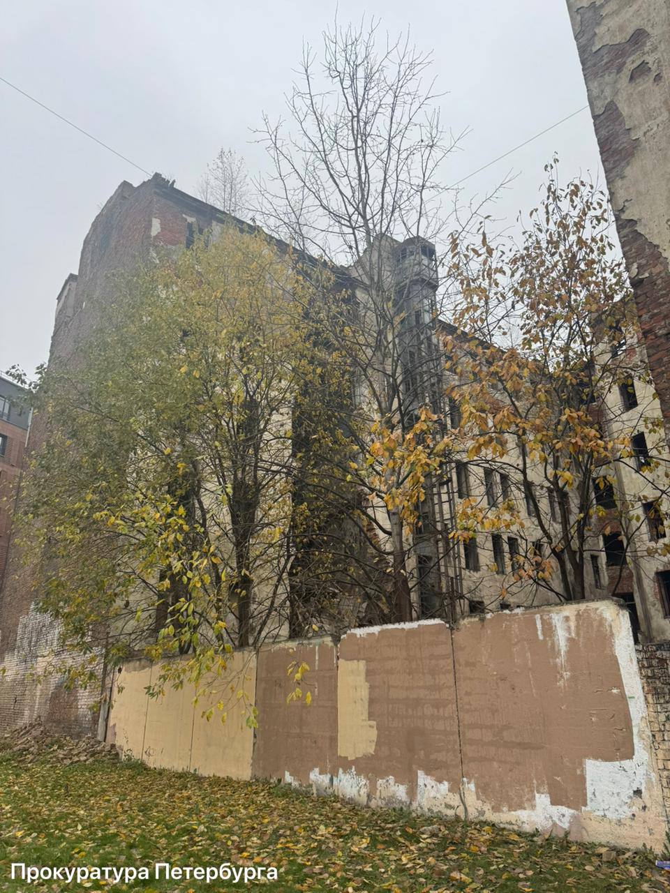 Обрушение произошло в доходном доме Лялевича По предварительной информации обрушилась часть стены пострадавших нет Как сообщили Фонтанке в надзорном ведомстве обстоятельства и причины уже выясняет прокуратура Здание на улице Розенштейна 39 построено в 1904 году В 2010 году его признали аварийным расселили и законсервировали В 2021 году заброшенный дом привлекал к себе внимание пожаром и не один раз t me spb danger