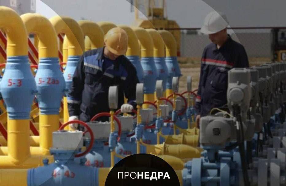 Цены на газ в Европе колеблются в пределах 1%  Биржевые цены на газ в Европе в понедельник опускаются в пределах 1%, примерно до 388 долларов за тысячу кубометров, следует из данных лондонской биржи ICE.  По состоянию на 9.17 мск их стоимость составляла 388,1 доллара  -0,7% . Динамика котировок приводится от расчетной цены предыдущего торгового дня - 390,8 доллара за тысячу кубометров.    Пронедра/Подписывайся
