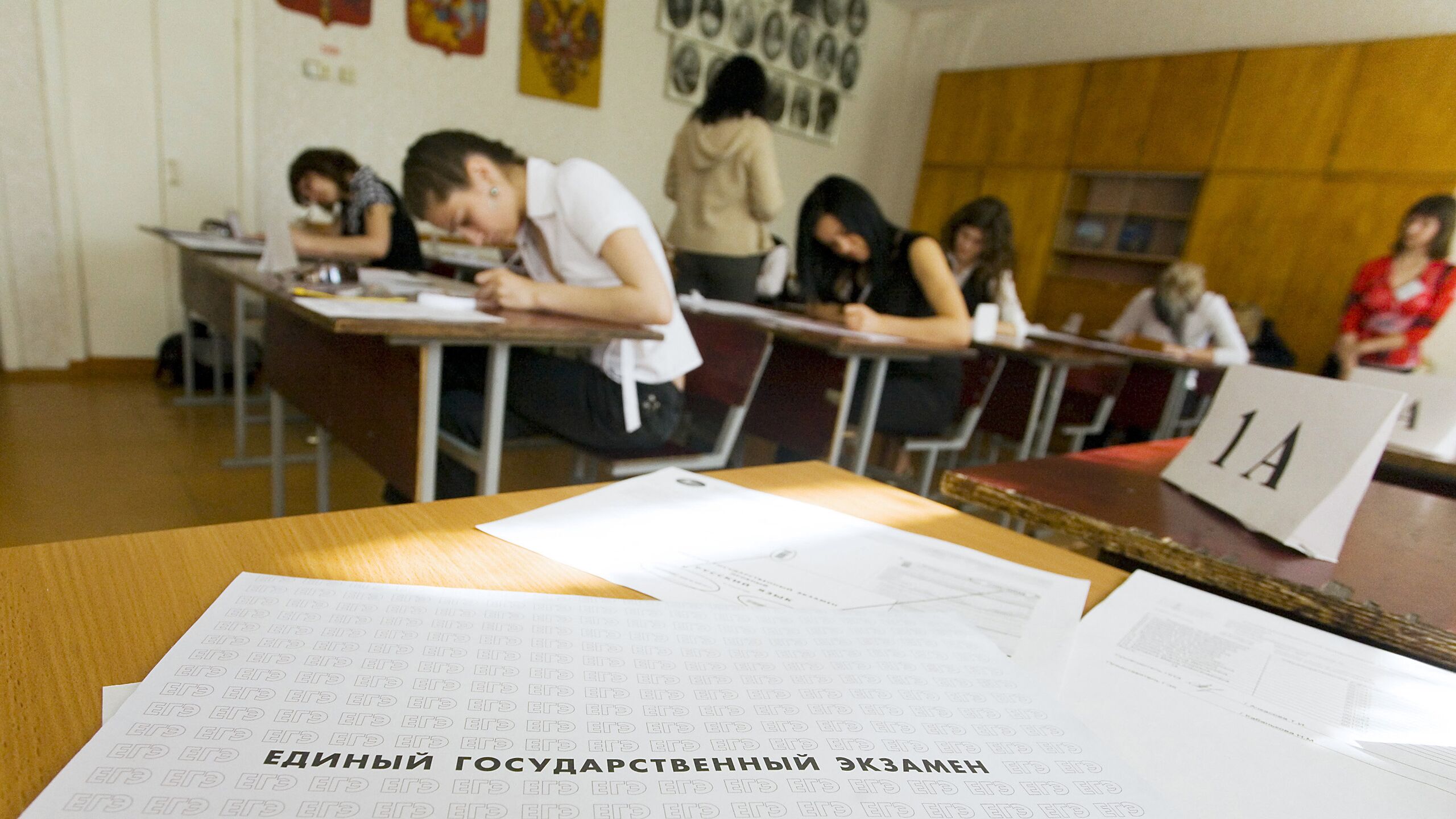 В 2026 году профильную математику на ЕГЭ будут сдавать на 10 больше человек чем в прошлом году сообщил глава Рособрнадзора Анзор Музаев Что касается математики профильной 10 процентов рост выбравших по сравнению с прошлым годом это в цифрах 34 тысячи Это очень важный показатель для системы сказал Музаев на пресс конференции в международном мультимедийном пресс центре Россия сегодня Более 747 тысяч человек планируют сдать единый государственный экзамен в 2026 году Экзамены пройдут во всех 89 регионах России и в 54 странах за рубежом для их проведения будет организовано порядка 6 тысяч пунктов проведения экзаменов