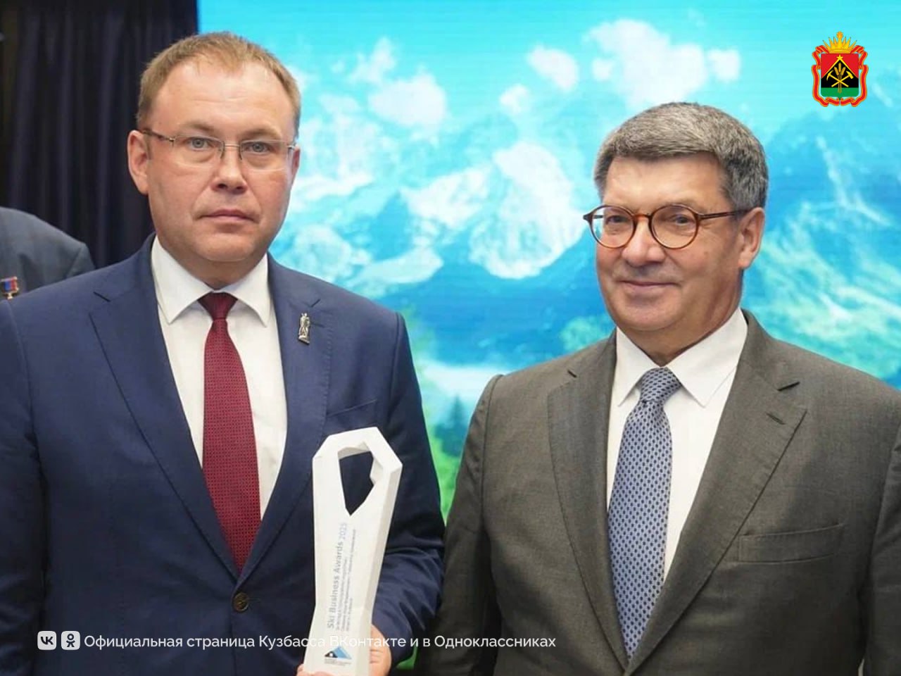 Губернатор Илья Середюк Кузбасс признан самым горнолыжным регионом России На форуме туристических территорий 2025 в Москве состоялось вручение премий SKI BUSINESS AWARDS Победители определялись в 50 номинациях Кузбасс получил семь наград в том числе как Самый горнолыжный регион Кузбасс самый горнолыжный регион России Мы получили престижную премию в области горнолыжного бизнеса SKI BUSINESS AWARDS Мест для катания у нас действительно много В распоряжении лыжников и сноубордистов 21 горнолыжный комплекс подчеркнул губернатор Илья Середюк Победу в ключевых номинациях одержали Горная Саланга лучшие спортивные соревнования Белка лучший тюбинг парк Сектор Е Шерегеш лучшая служба инструкторов Тайгара лучший глэмпинг Комплекс Шермонт открытие года Кроме того губернатор Кузбасса Илья Середюк отмечен наградой за вклад в горнолыжную индустрию Подписывайтесь на Кузбасс Официально в МАХ