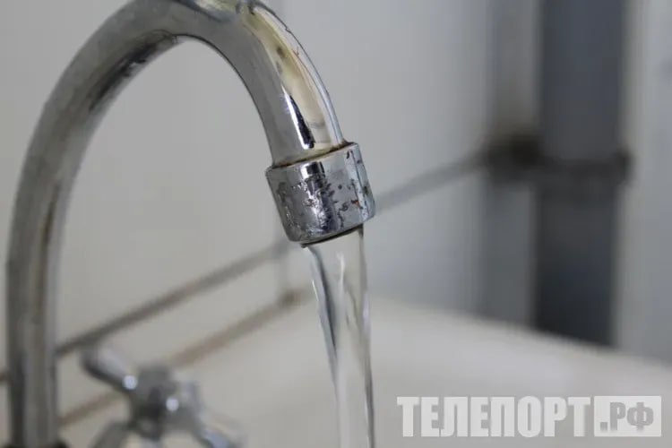 Водные коммуникации модернизируют в Приамурье  Подземные воды в регионе соответствуют основным гигиеническим требованиям, но в некоторых районах повышено содержание железа – это природная особенность Амуро-Зейского артезианского бассейна.  В Амурской области ведется системная работа по обеспечению населения качественной питьевой водой. В населенных пунктах с централизованным водоснабжением вода полностью соответствует санитарным нормам, рассказали в пресс-службе регионального Министерства ЖКХ.  На водозаборных сооружениях строго соблюдаются все технологии очистки и подготовки воды. Специалисты коммунальных служб постоянно следят за состоянием трубопроводов, проводя профилактические работы, промывку и дезинфекцию систем.  Продолжение