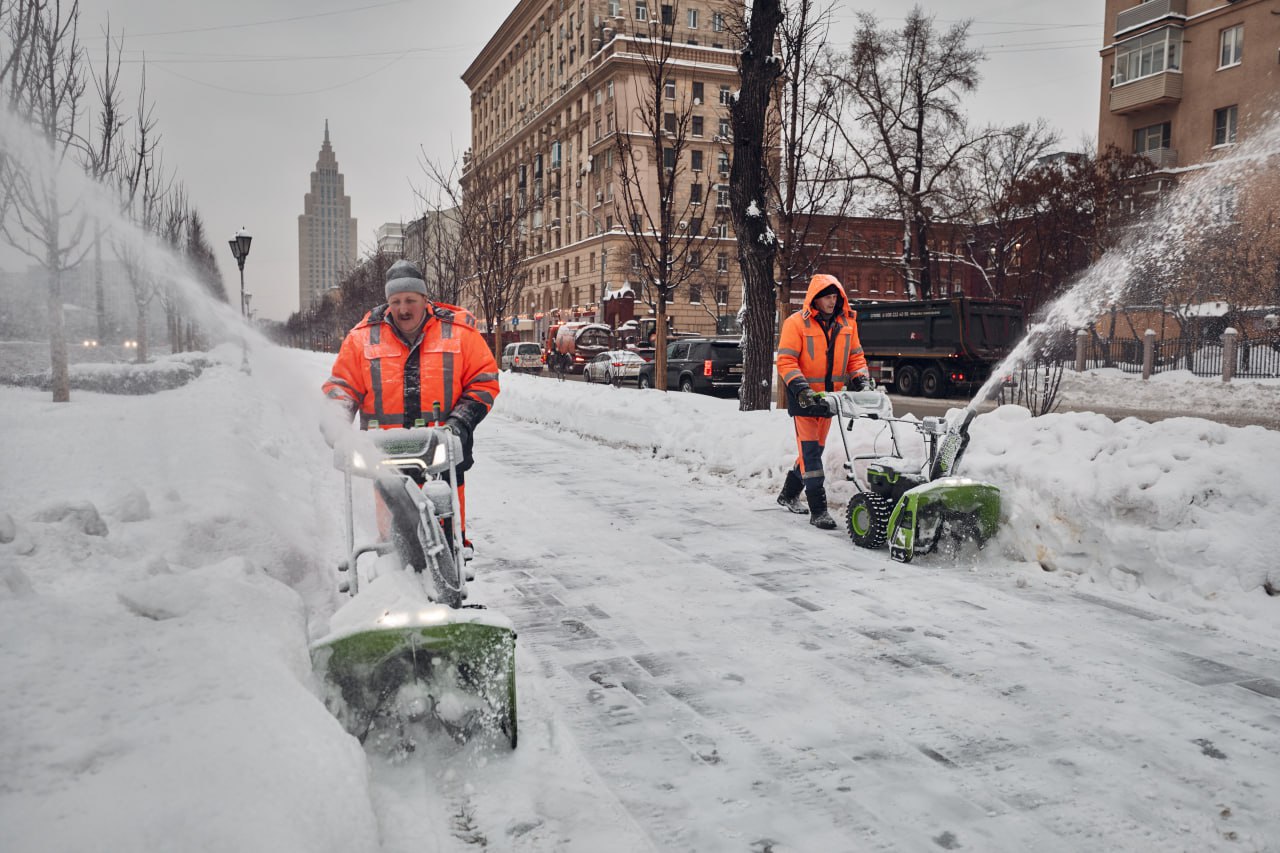 Снегопады снова накроют Москву По данным синоптиков в столице в ближайшие дни сохранится снежная погода Местами сильный мокрый снег Из за колебаний температуры возможно образование гололедицы Пик осадков ожидается с 09 00 12 февраля до 10 00 13 февраля Коммунальные службы работают в непрерывном режиме ведется постоянный мониторинг состояния улично дорожной сети регламентные работы выполняются с учетом текущих погодных условий По мере выпадения снега будет выполняться сплошное механизированное прометание с последующей противогололедной обработкой проезжей части и пешеходных зон а также ручная уборка Просим водителей соблюдать скоростной режим и безопасную дистанцию а также по возможности отдавать предпочтение общественному транспорту   ДЖКХ Москвы подпишись