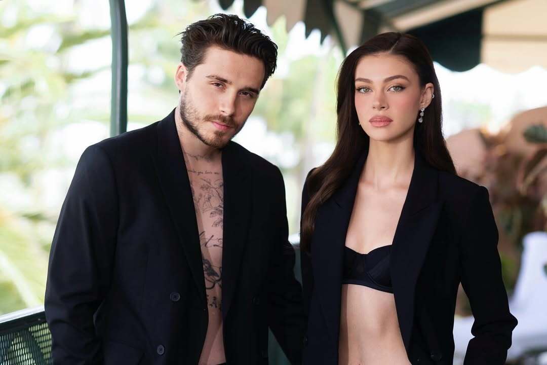 Бруклин Бекхэм прокомментировал конфликт с родителями Он обвинил Дэвида и Викторию Бекхэмов в неуважении к его жене попытках сорвать их свадьбу и давлении на пару через лживые публикации в СМИ Я не хочу примирения с моей семья Меня не контролируют Вся эта история что моя жена контролирует меня совершенно неверна Меня контролировали родители большую часть моей жизни Я рос с ужасной тревогой Когда я первый раз отделился от своей семьи эта тревога исчезла Я просыпаюсь каждое утро с благодарностью за жизнь которую выбрал и я нашел спокойствие подчеркнул Бруклин Больше новостей в Daily News