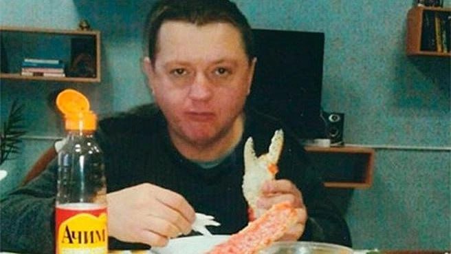 Один из главарей нашумевшей банды Цапков из Краснодарского края Вячеслав Цеповяз отбывающий наказание в ИК 26 города Волгограда через суд требует восстановить инвалидность У него была инвалидность установленная до 2022 года рассказал собеседник редакции знакомый с ситуацией Он просил провести повторное освидетельствование и снова установить группу инвалидности из за этого даже обращался в прокуратуру Надзорное ведомство признало его правоту однако в установленные сроки освидетельствование проведено не было Осужденный обратился в суд с иском однако он был оставлен без движения в связи с неоплатой госпошлины Скрин adagamov Twitter com Globallookpress Будьте в курсе новостей даже офлайн