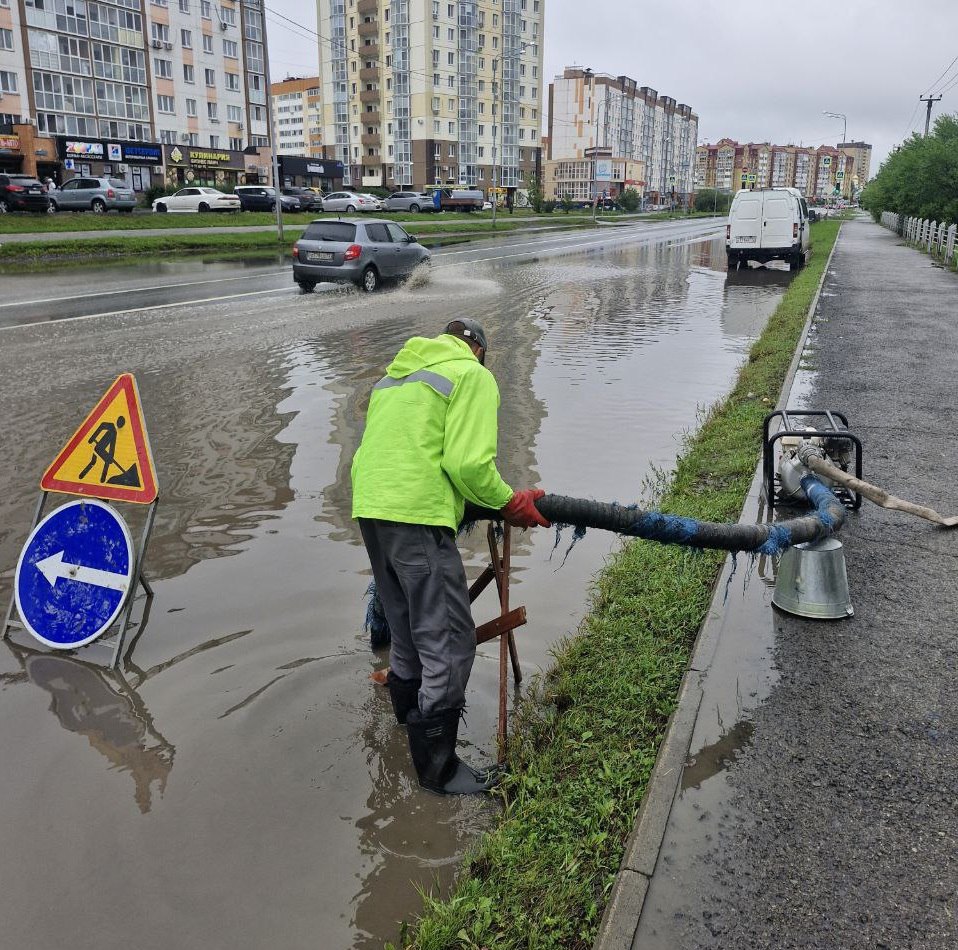 Почти 40 мм осадков выпало в Тюмени за несколько последних дней Это составляет половину месячной нормы. Только за 29 июля была зафиксирована отметка в 26,7 мм осадков. На дорогах и межквартальных проездах активно использовалась откачивающая техника. За сутки было откачано 3118 кубометров воды. Сообщить о подтопленных городских территориях можно по телефону 45-15-20. Подписаться Отправить новость #тк