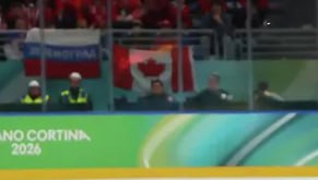 Флаг России вывесили на хоккейном матче Канады и Чехии на Олимпиаде Болельщики вывесили флаг России рядом с канадским Как отмечает Okko через несколько минут к зрителю в форме московского Спартака подошел стюард и попросил убрать российский флаг на котором было написано Зеленоград Подписывайтесь на РИА Новости Спорт в MAX