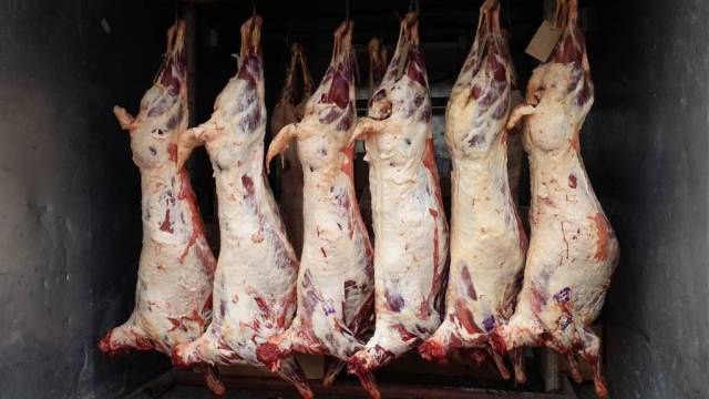 Попытка ввоза нелегальной баранины в Крым пресечена На участке трассы Херсонская область Армянск инспекторы Россельхознадзора выявили партию баранины неизвестного происхождения В грузовике с охлаждённой говядиной и субпродуктами находились восемь туш общим весом 164 5 кг без сопроводительных документов Владельцу выдали предписание об устранении нарушений и обеспечении надлежащего хранения продукции Небезопасное мясо было уничтожено в тот же день ПОДПИСАТЬСЯ НА ХЕРСОНСКУЮ ОБЛАСТЬ