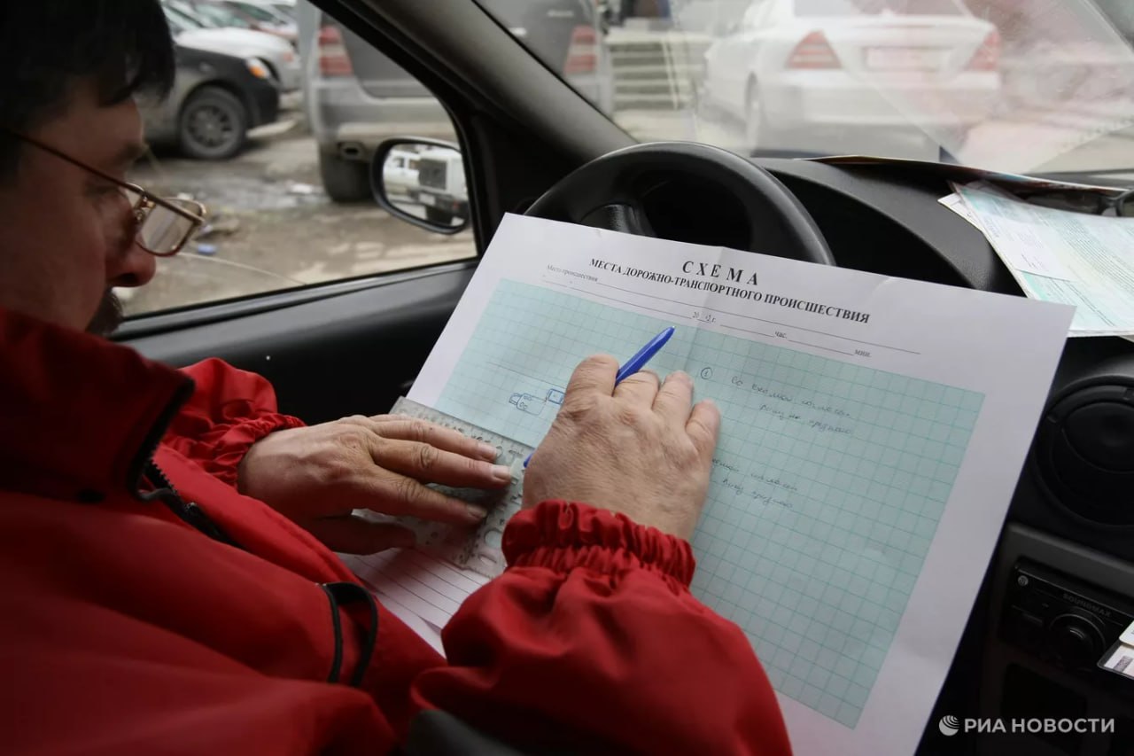 Страховщики и полиция обратили внимание на рост автоподстав на дорогах в Новосибирской области этот регион является лидером по мошенничеству с ОСАГО рассказали РИА Новости в Альфастраховании Рекордсменом стал житель региона попавший в ДТП 73 раза за год и получивший выплаты на 22 млн рублей Всего похожих случаев было больше сотни в результате общая сумма выплат по ОСАГО в Новосибирской области за 9 месяцев текущего года оказалась на 2 6 млрд рублей больше чем собранные страховщиками премии Всеми случаями занимается полиция Подписаться на РИА Новости экономика Все наши каналы